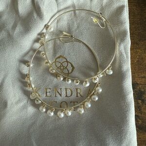 Kendra Scott Hilty Hoop earrings, Gold and natural pearl